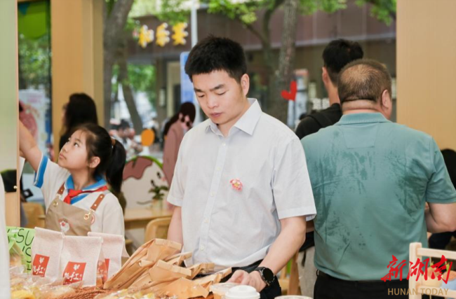 图为参观嘉宾在咖啡烘焙区挑选